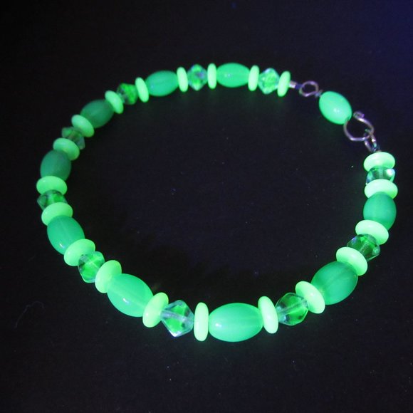 Uranium glass bead bracelet - Picture 13 of 16